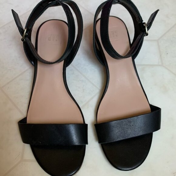 Gap women’s Block Heel ankle strap Sandal in True Black. Size 7.5 - Picture 1 of 5